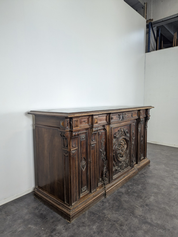 Buffet d'appui de style Ranaissance en Noyer massif