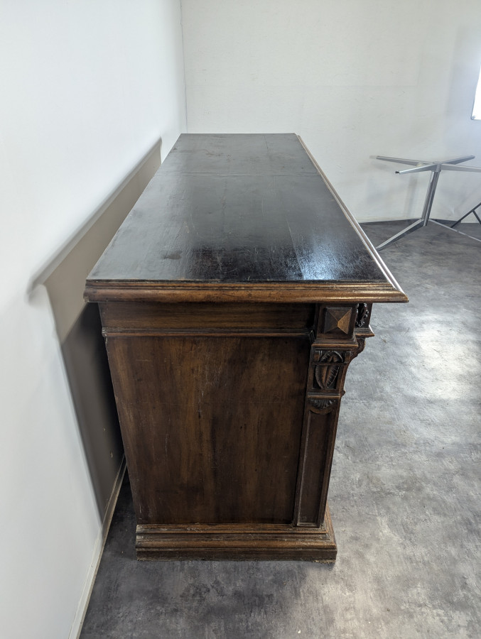 Buffet d'appui de style Ranaissance en Noyer massif