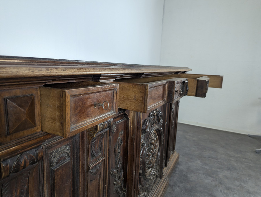Buffet d'appui de style Ranaissance en Noyer massif