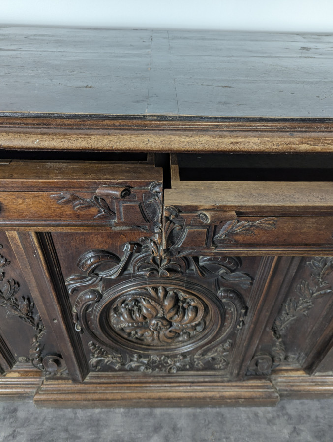 Buffet d'appui de style Ranaissance en Noyer massif
