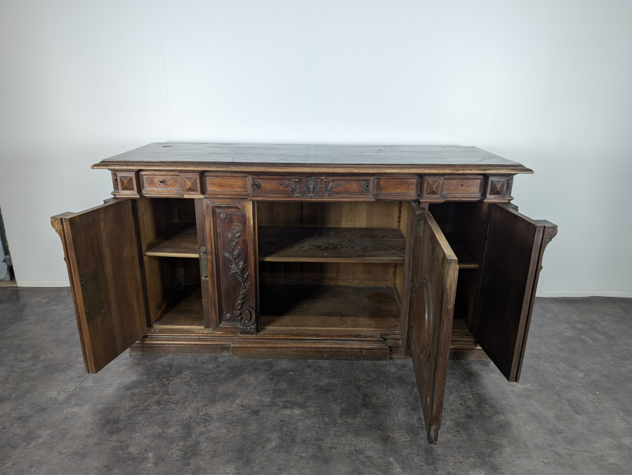 Buffet d'appui de style Ranaissance en Noyer massif
