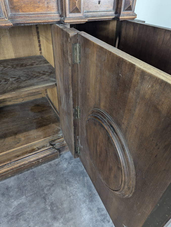 Buffet d'appui de style Ranaissance en Noyer massif