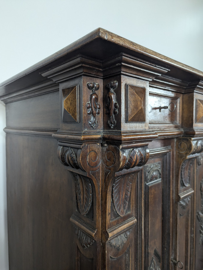 Buffet d'appui de style Ranaissance en Noyer massif