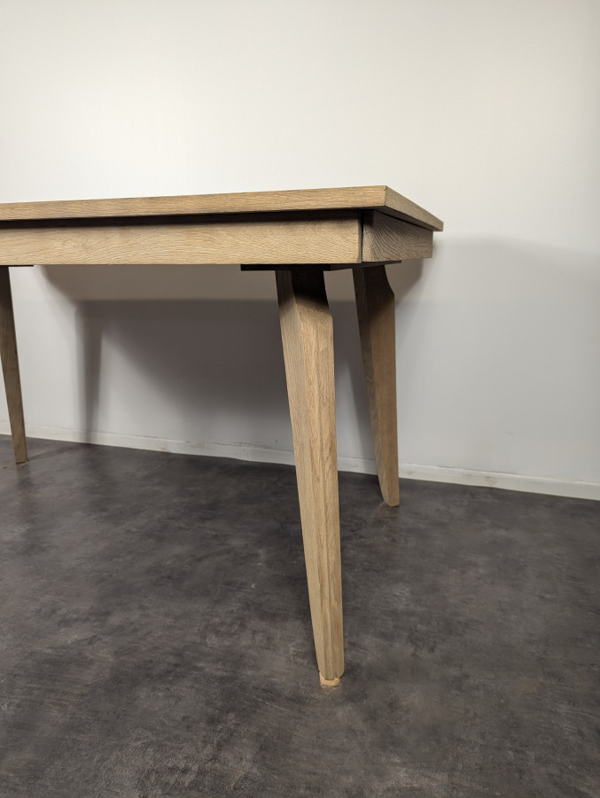 Table décapée des années 50 en chêne pieds compas