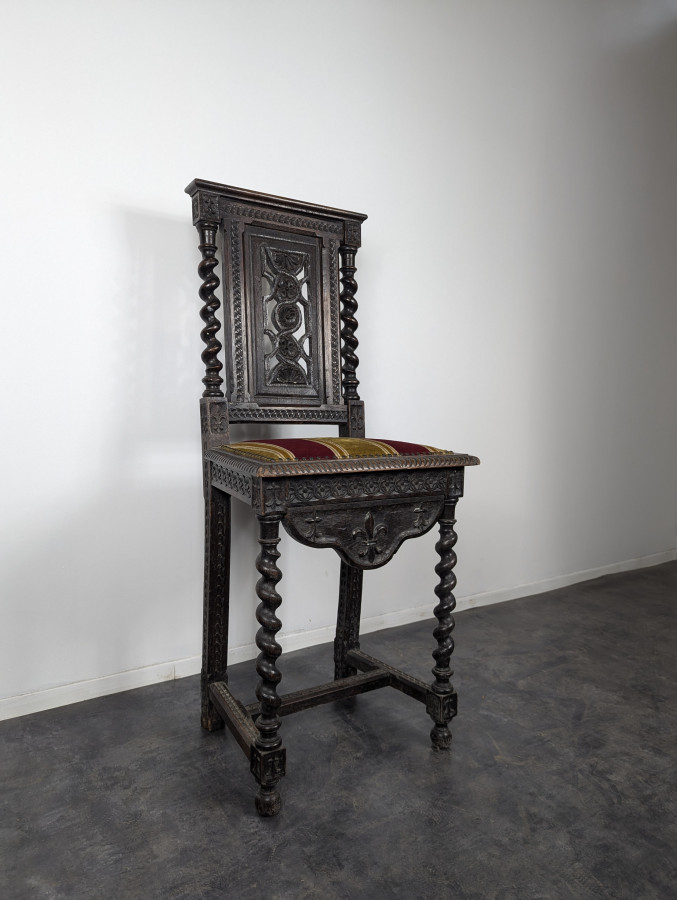 Chaise haute de style Louis XIII en chêne
