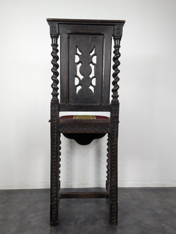 Chaise haute de style Louis XIII en chêne