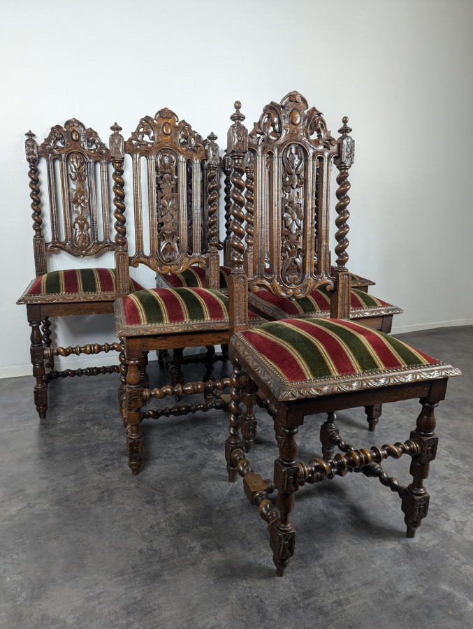 Série de 6 chaises de style Louis XIII en chêne