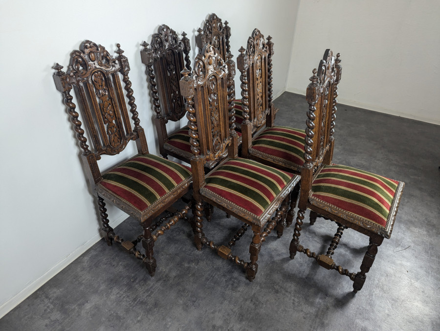 Série de 6 chaises de style Louis XIII en chêne