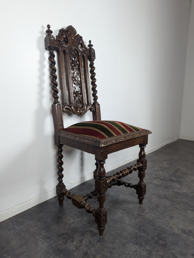 Série de 6 chaises de style Louis XIII en chêne