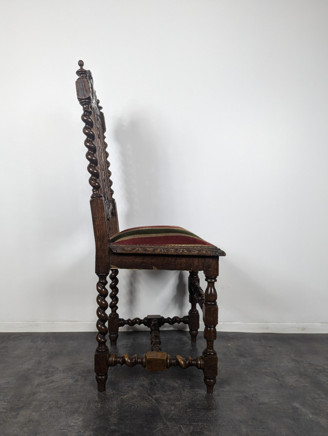 Série de 6 chaises de style Louis XIII en chêne