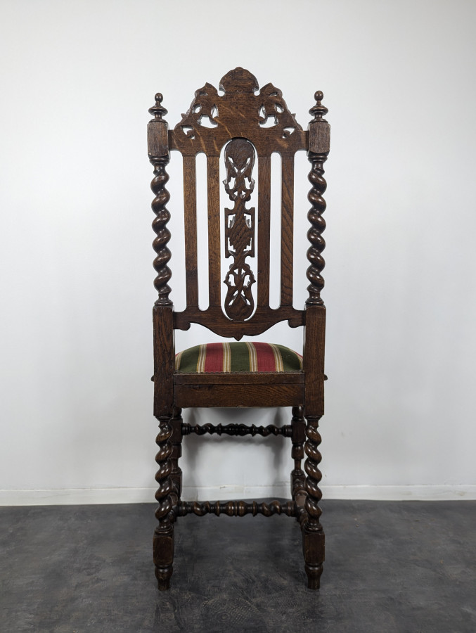 Série de 6 chaises de style Louis XIII en chêne