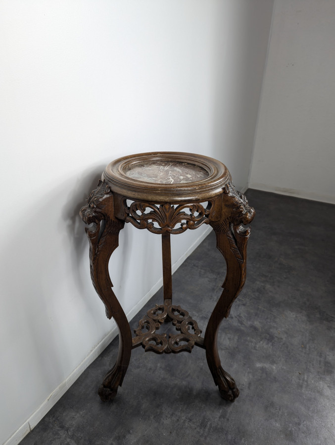Sellette sculptée à décor de chimère