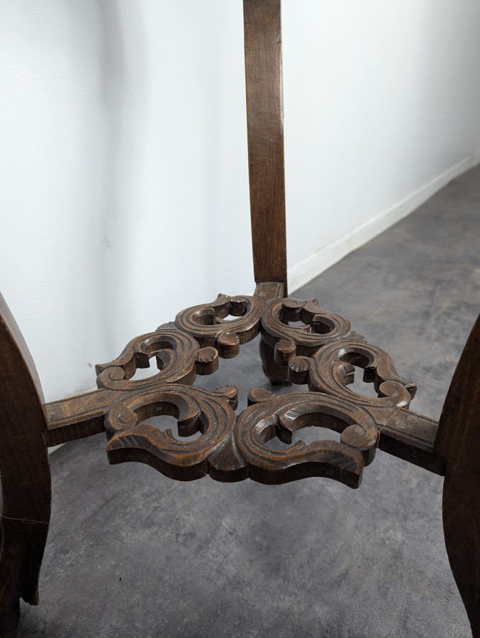 Sellette sculptée à décor de chimère