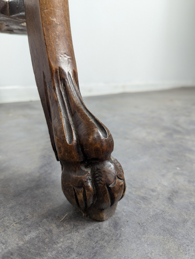 Sellette sculptée à décor de chimère