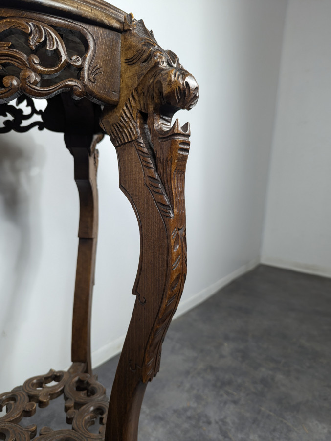 Sellette sculptée à décor de chimère