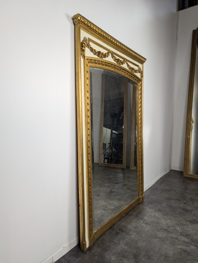 Miroir Trumeau de style Louis XVI à glace biseautée