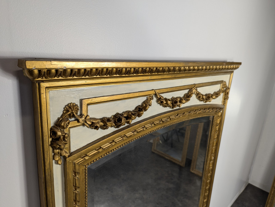 Miroir Trumeau de style Louis XVI à glace biseautée