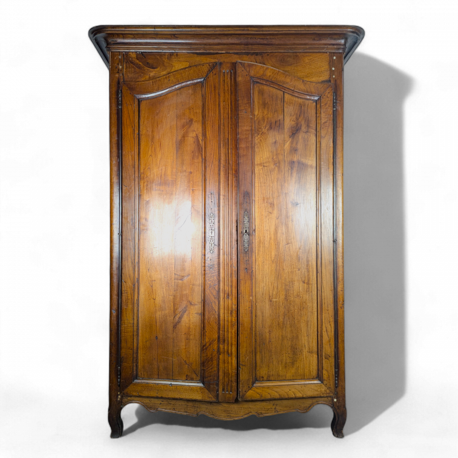 Armoire de style Louis XV en merisier