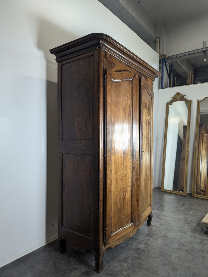 Armoire de style Louis XV en merisier
