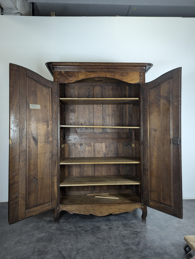 Armoire de style Louis XV en merisier