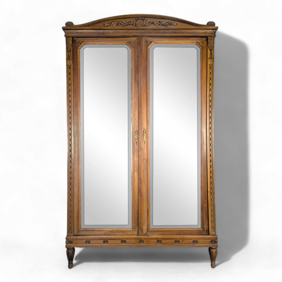 Armoire à glace de style Louis XVI en Noyer