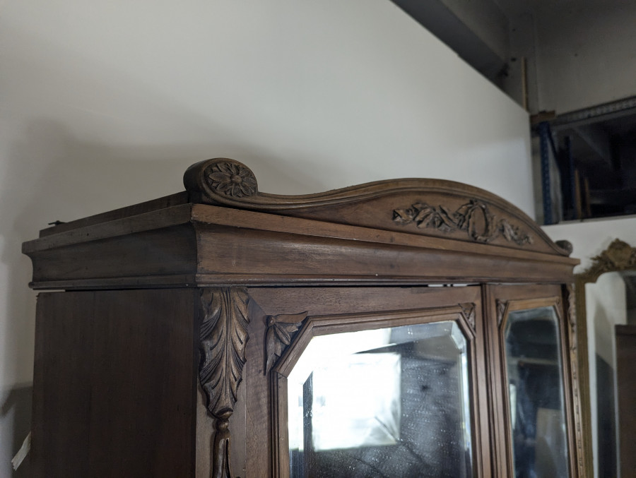 Armoire à glace de style Louis XVI en Noyer