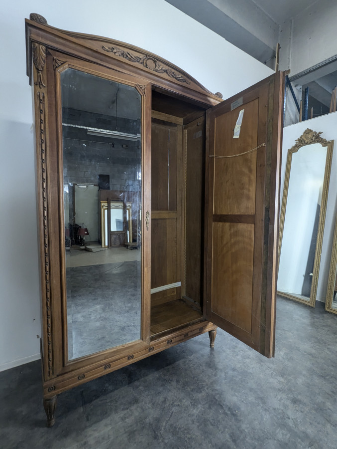 Armoire à glace de style Louis XVI en Noyer