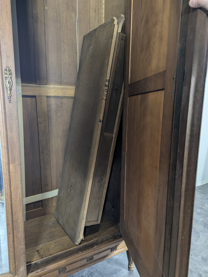 Armoire à glace de style Louis XVI en Noyer