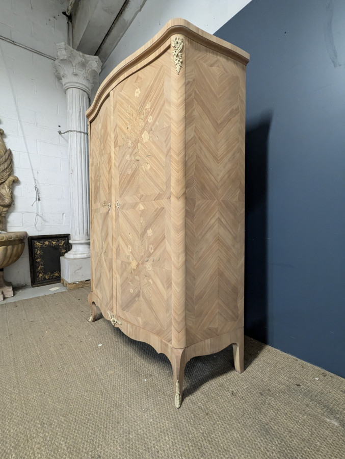 Armoire de style Louis en marqueterie de bois de rose décapé