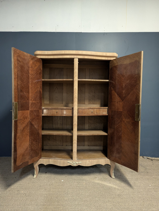 Armoire de style Louis en marqueterie de bois de rose décapé