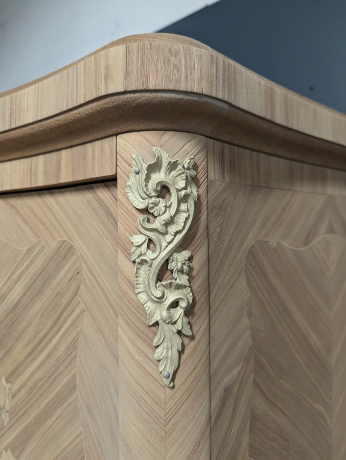 Armoire de style Louis en marqueterie de bois de rose décapé