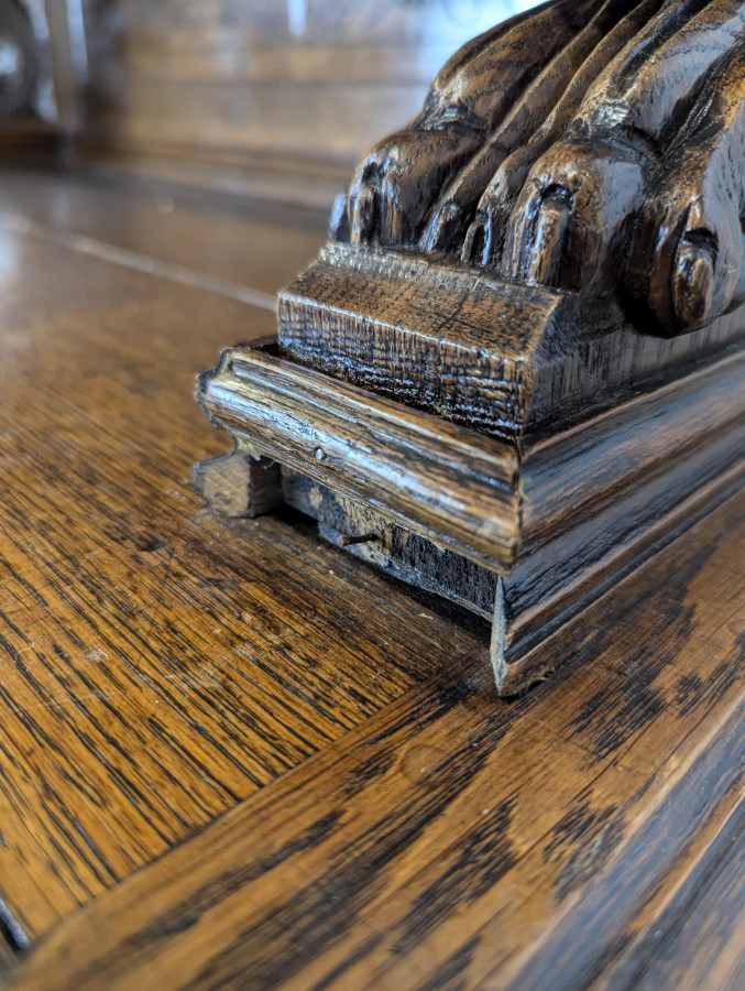 Buffet de chasse à vitraux
