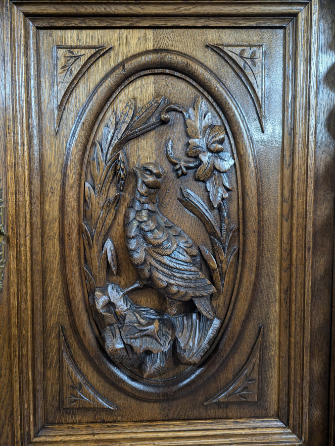 Buffet de chasse à vitraux