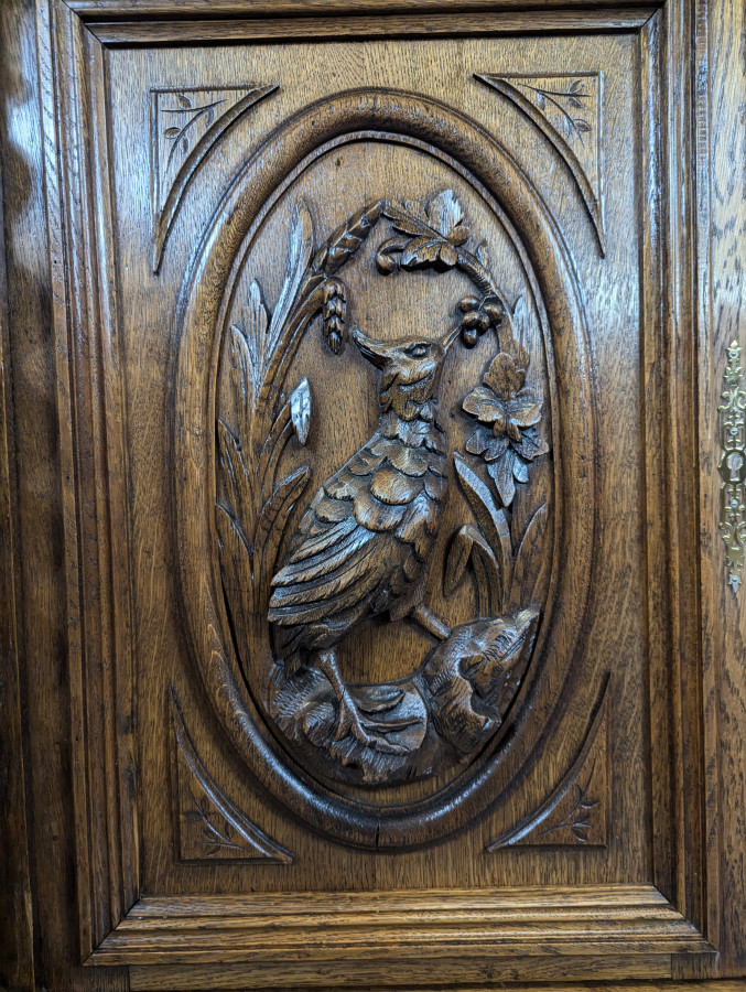 Buffet de chasse à vitraux