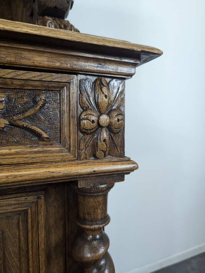 Buffet de chasse à vitraux