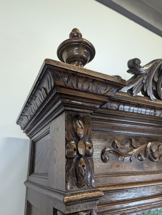Buffet de chasse à vitraux