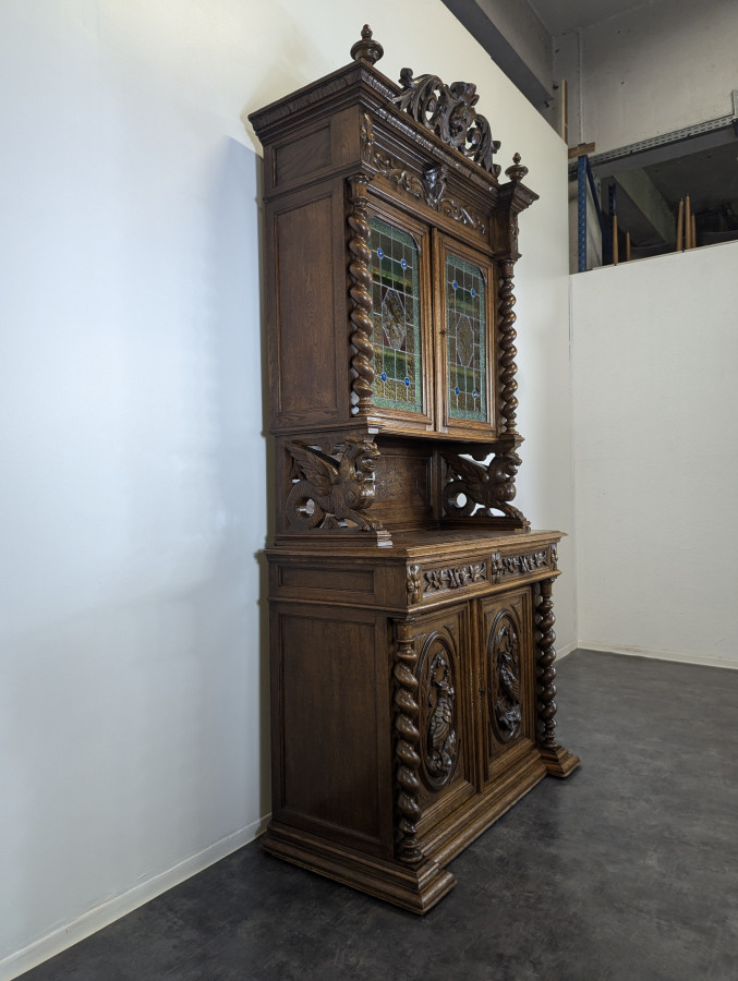 Buffet de chasse à vitraux