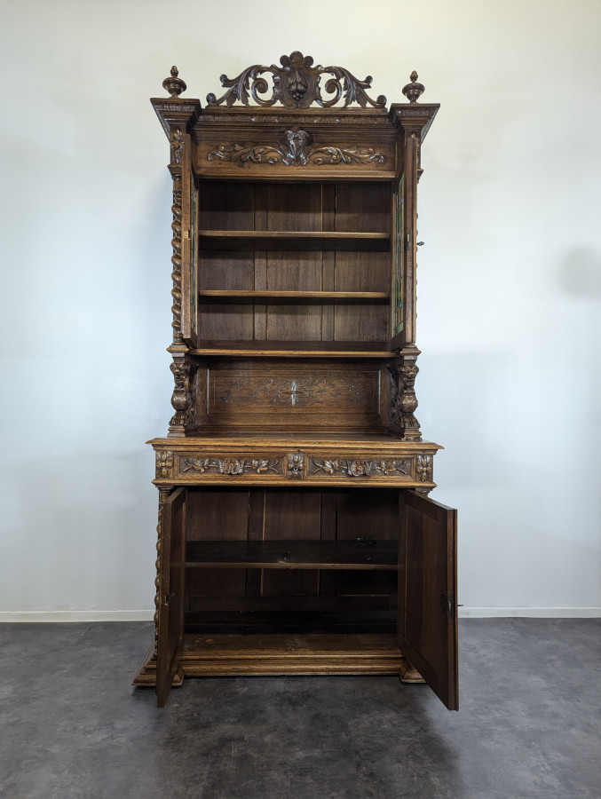 Buffet de chasse à vitraux