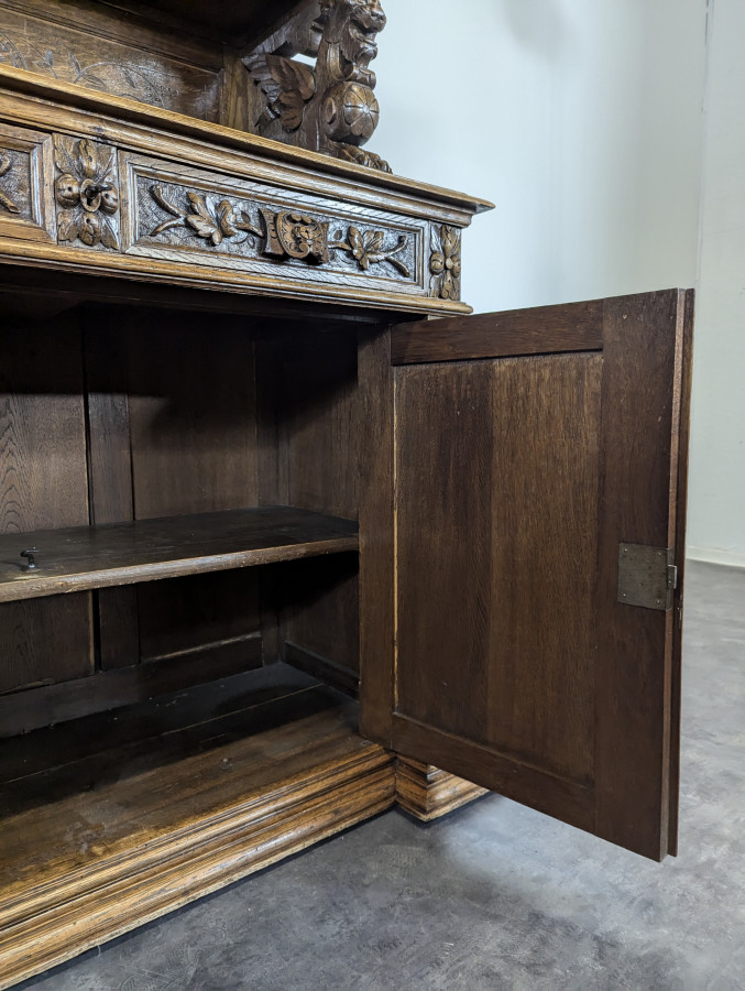 Buffet de chasse à vitraux