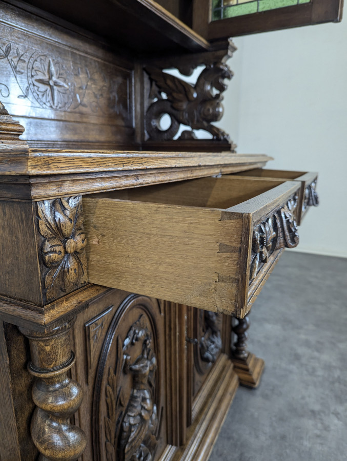Buffet de chasse à vitraux