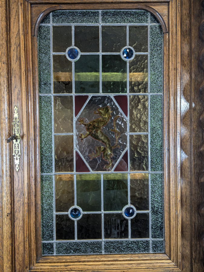 Buffet de chasse à vitraux