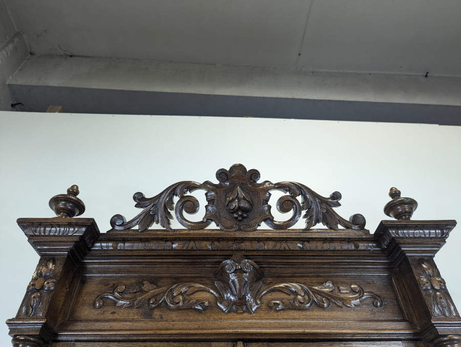 Buffet de chasse à vitraux