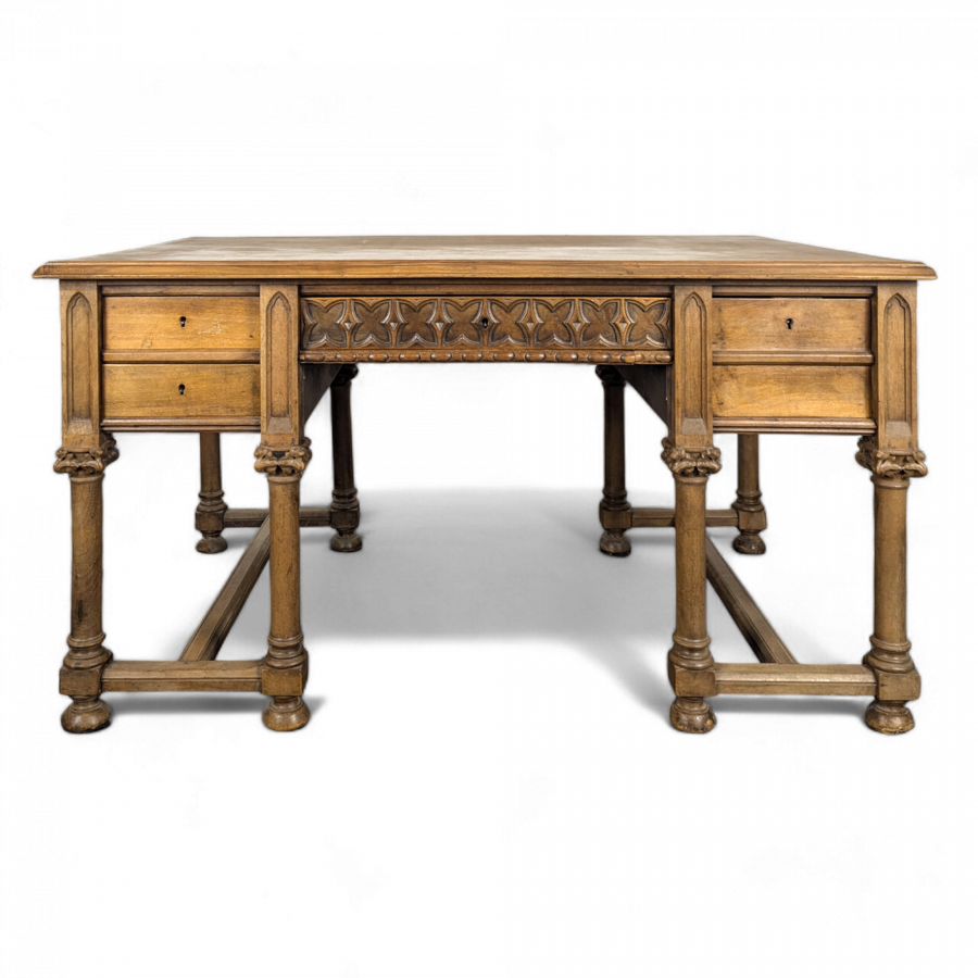Bureau en noyer de style Néo Gothique