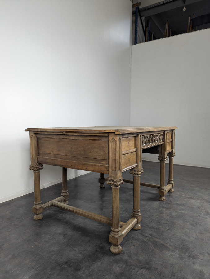 Bureau en noyer de style Néo Gothique