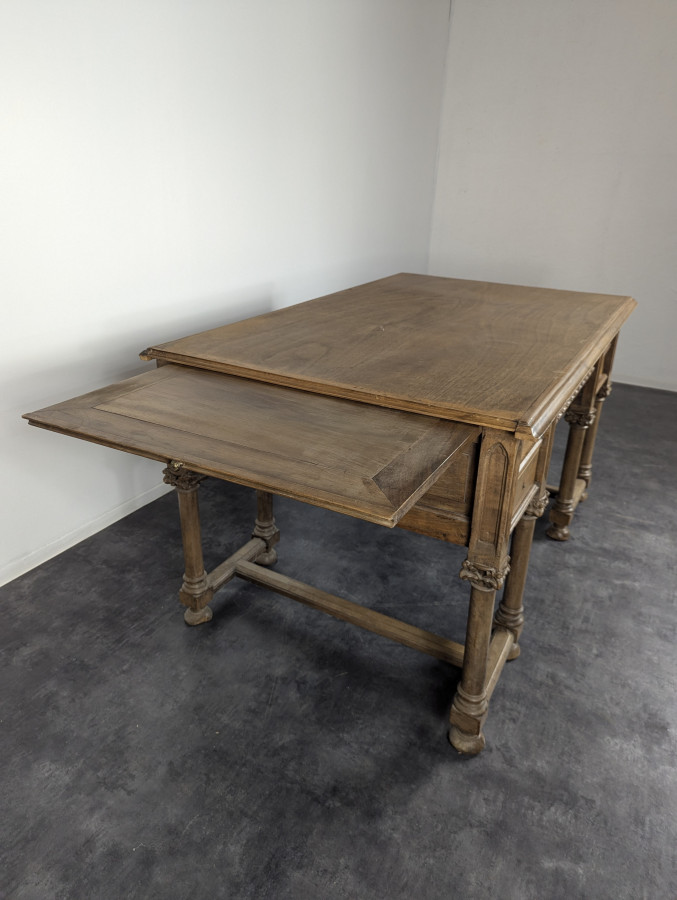 Bureau en noyer de style Néo Gothique