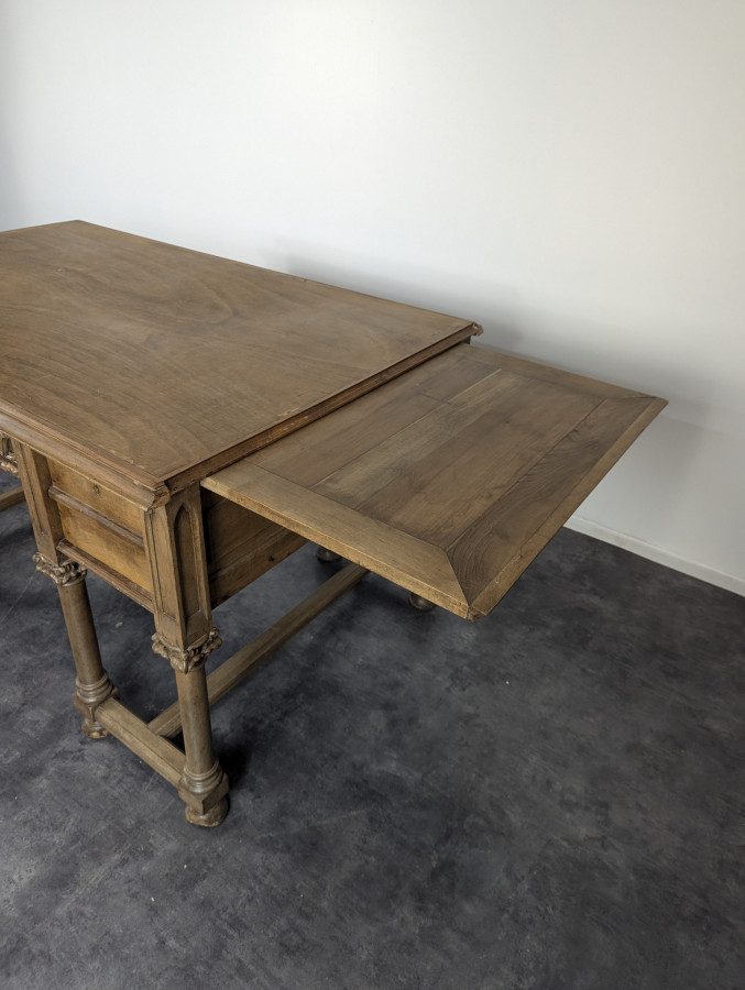 Bureau en noyer de style Néo Gothique