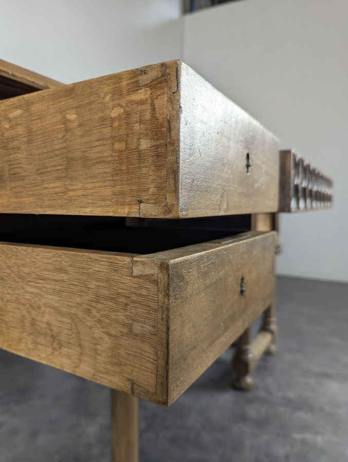 Bureau en noyer de style Néo Gothique