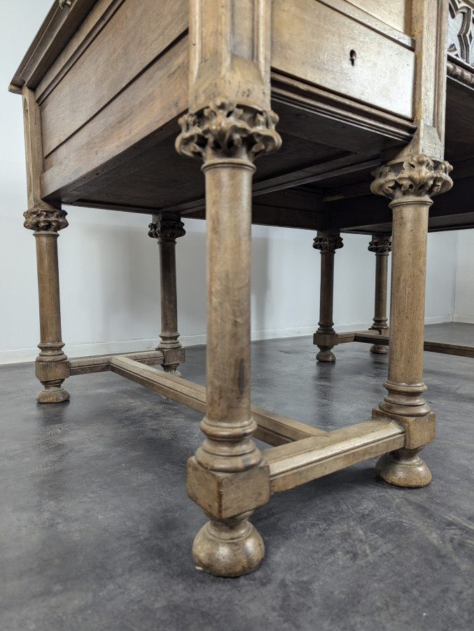 Bureau en noyer de style Néo Gothique