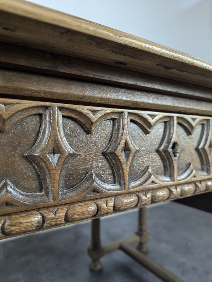 Bureau en noyer de style Néo Gothique
