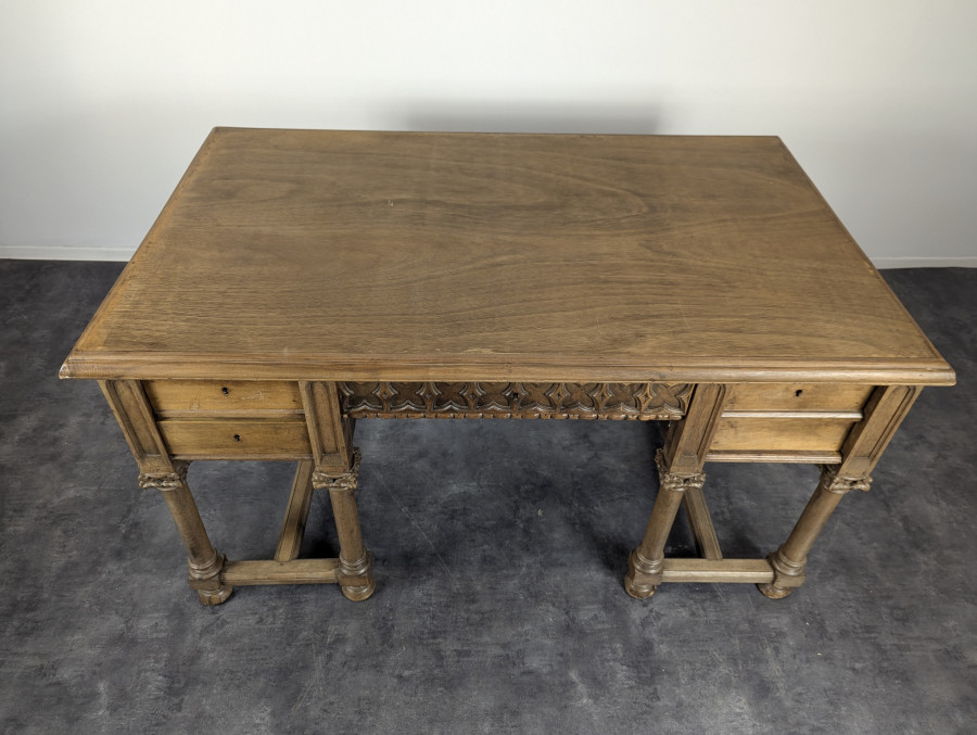 Bureau en noyer de style Néo Gothique